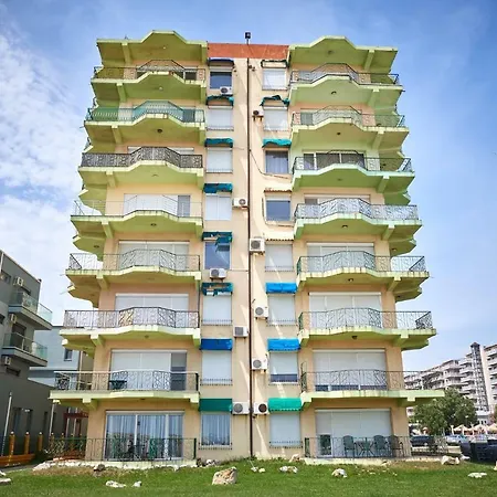 2 Bedrooms Sunwaves Apartmán *