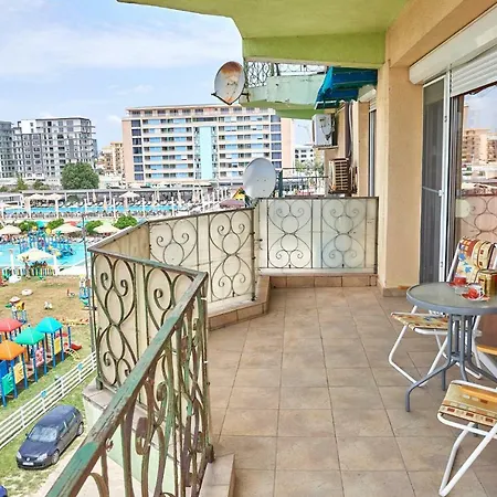 2 Bedrooms Sunwaves Apartmán *