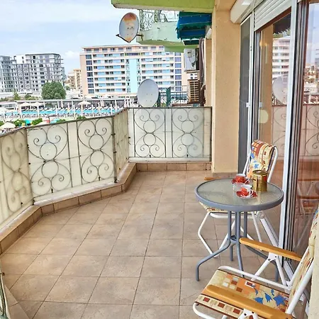2 Bedrooms Sunwaves Mamaia